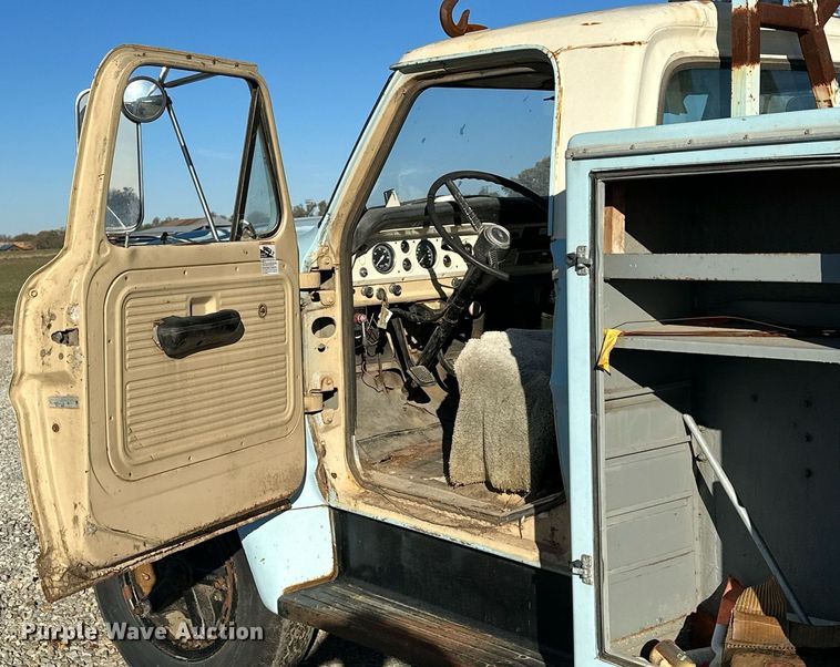 image for item OK9139 1972 Ford F700  digger derrick truck