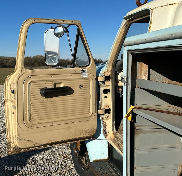 image for item OK9139 1972 Ford F700  digger derrick truck