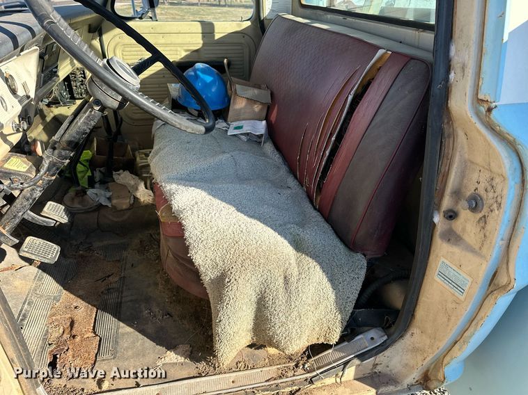 image for item OK9139 1972 Ford F700  digger derrick truck