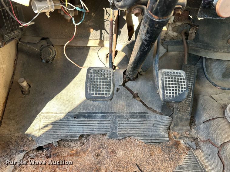 image for item OK9139 1972 Ford F700  digger derrick truck