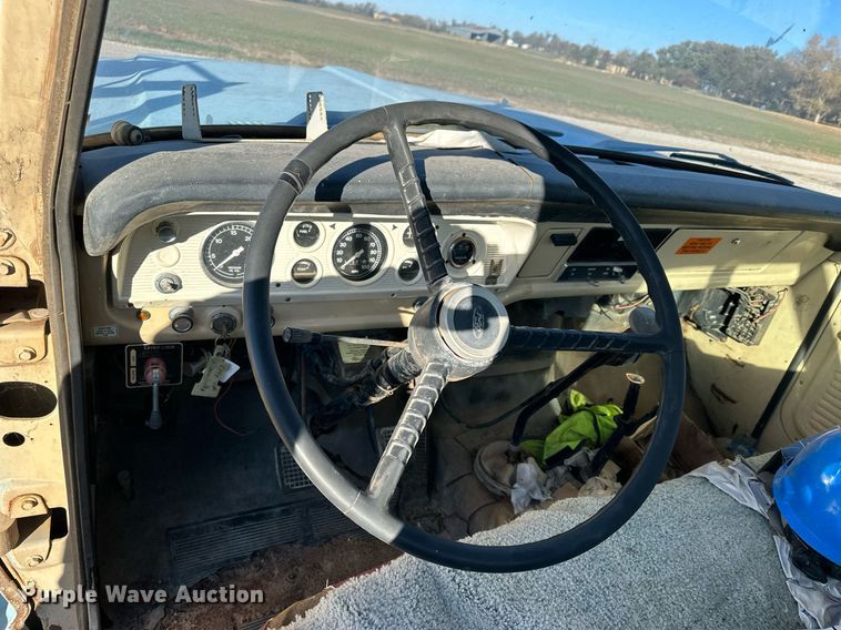 image for item OK9139 1972 Ford F700  digger derrick truck