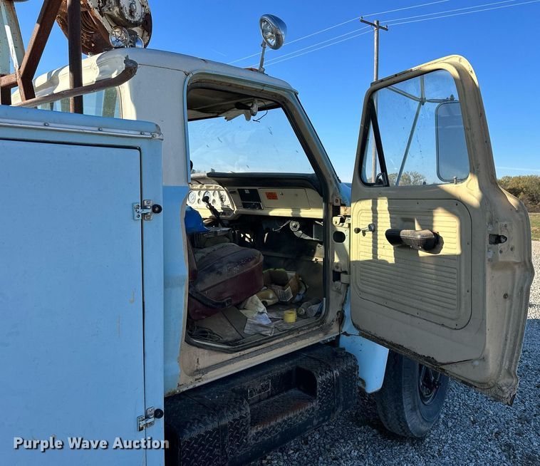 image for item OK9139 1972 Ford F700  digger derrick truck