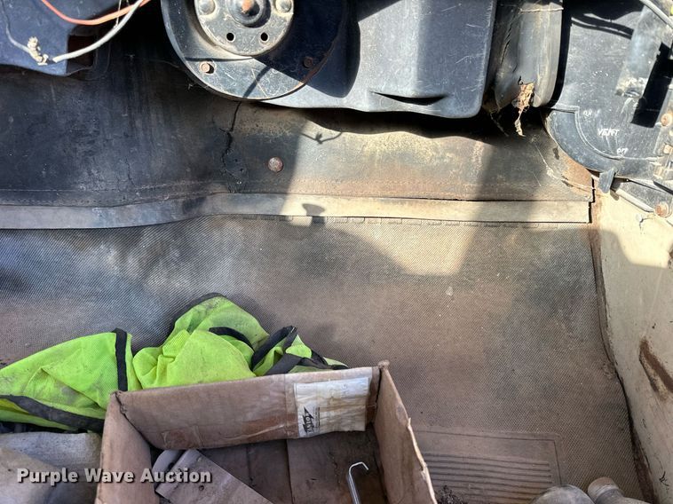 image for item OK9139 1972 Ford F700  digger derrick truck