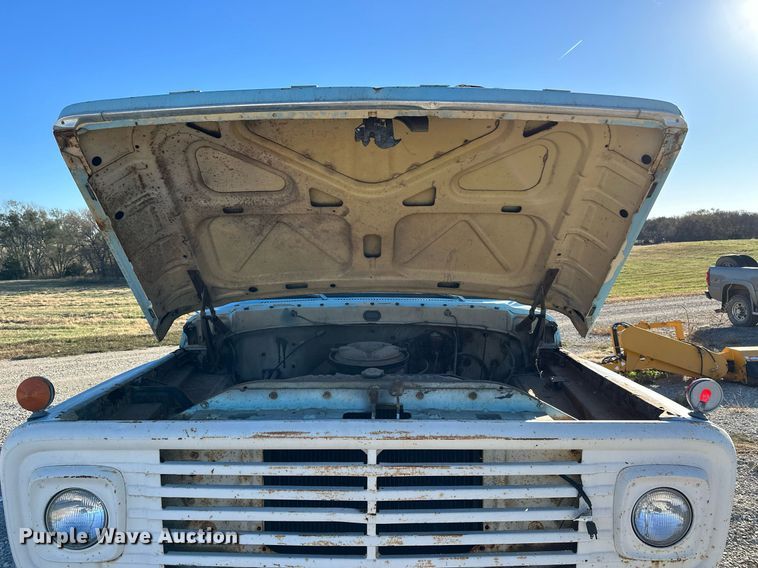 image for item OK9139 1972 Ford F700  digger derrick truck