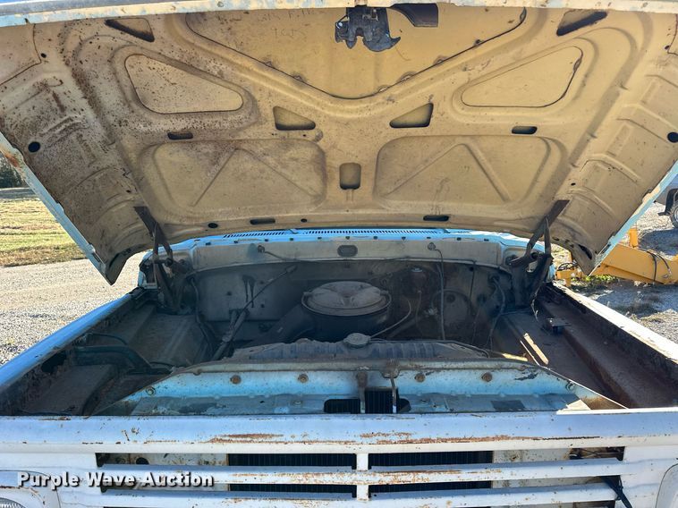 image for item OK9139 1972 Ford F700  digger derrick truck