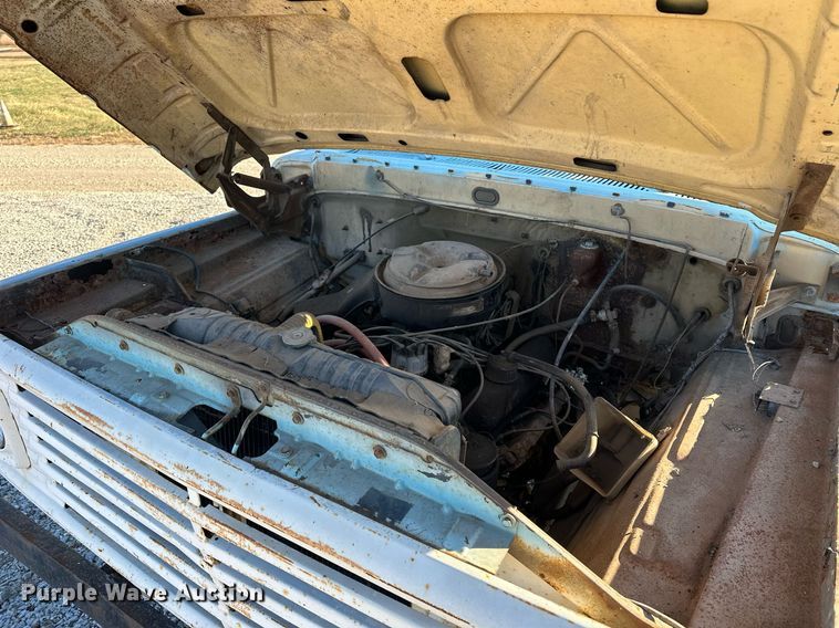 image for item OK9139 1972 Ford F700  digger derrick truck