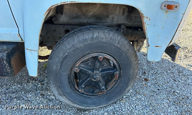 image for item OK9139 1972 Ford F700  digger derrick truck