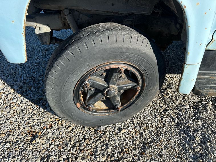 image for item OK9139 1972 Ford F700  digger derrick truck