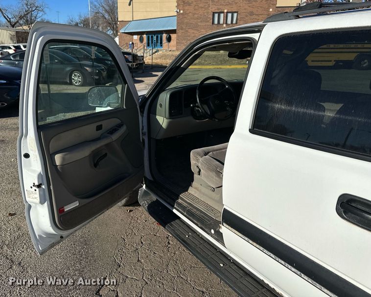 image for item OK9297 2001 Chevrolet Suburban  SUV