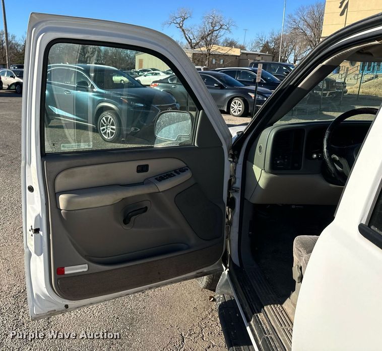 image for item OK9297 2001 Chevrolet Suburban  SUV