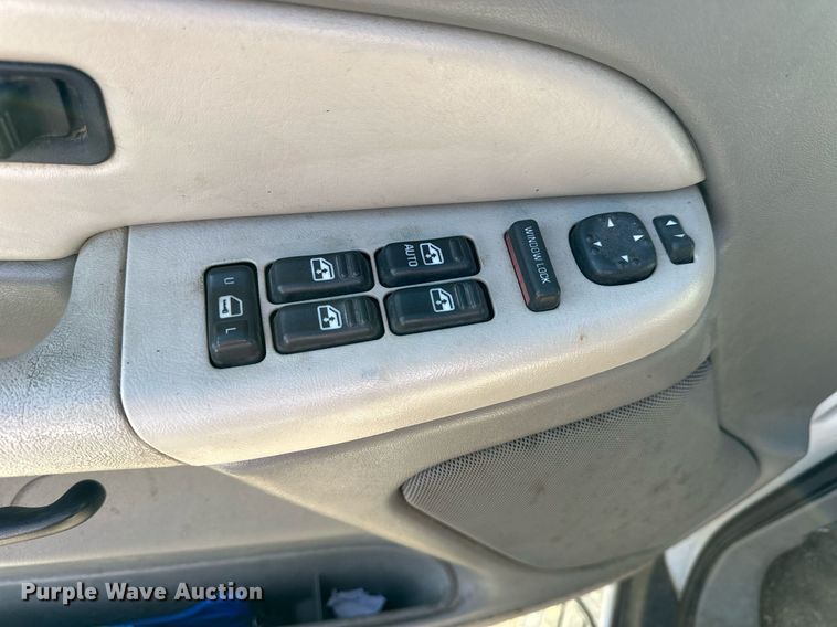 image for item OK9297 2001 Chevrolet Suburban  SUV