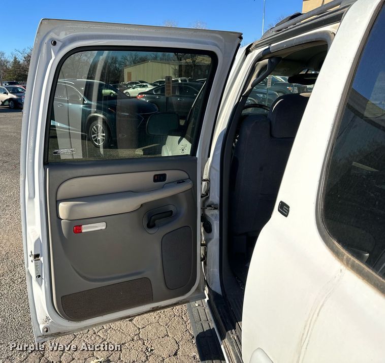 image for item OK9297 2001 Chevrolet Suburban  SUV