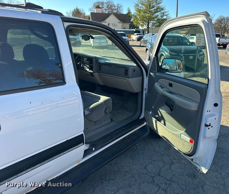 image for item OK9297 2001 Chevrolet Suburban  SUV