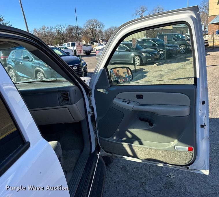 image for item OK9297 2001 Chevrolet Suburban  SUV