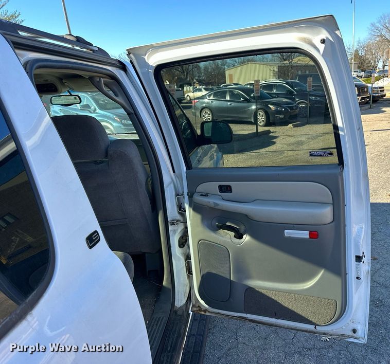 image for item OK9297 2001 Chevrolet Suburban  SUV