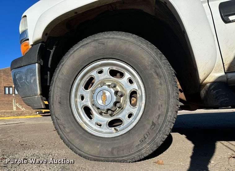 image for item OK9297 2001 Chevrolet Suburban  SUV