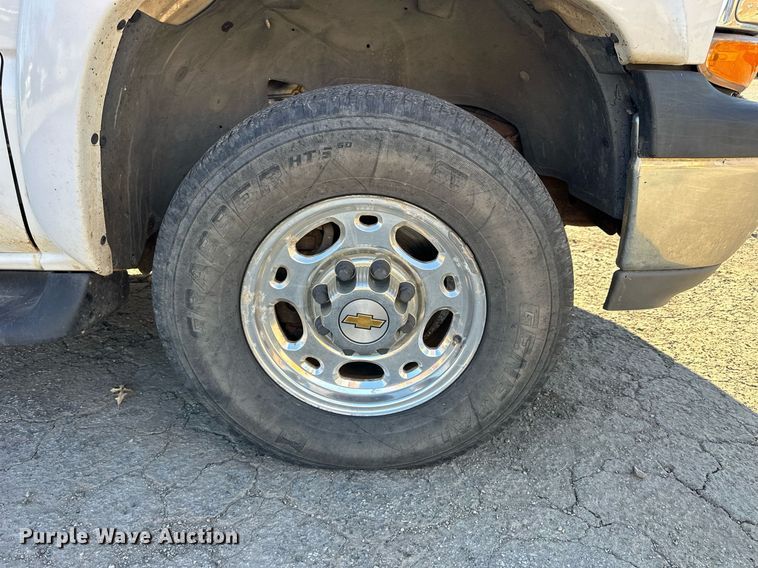 image for item OK9297 2001 Chevrolet Suburban  SUV