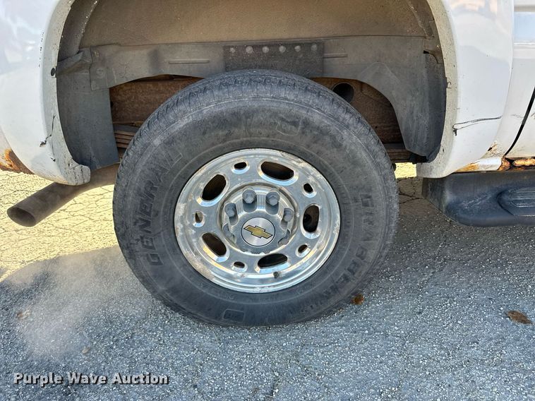 image for item OK9297 2001 Chevrolet Suburban  SUV