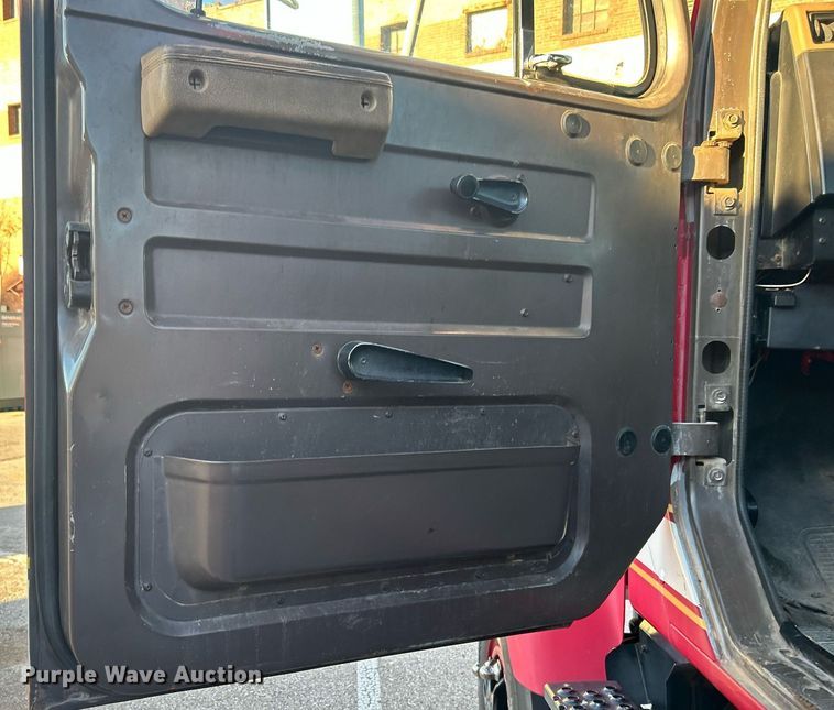 image for item OM9003 1991 International 2574  semi truck