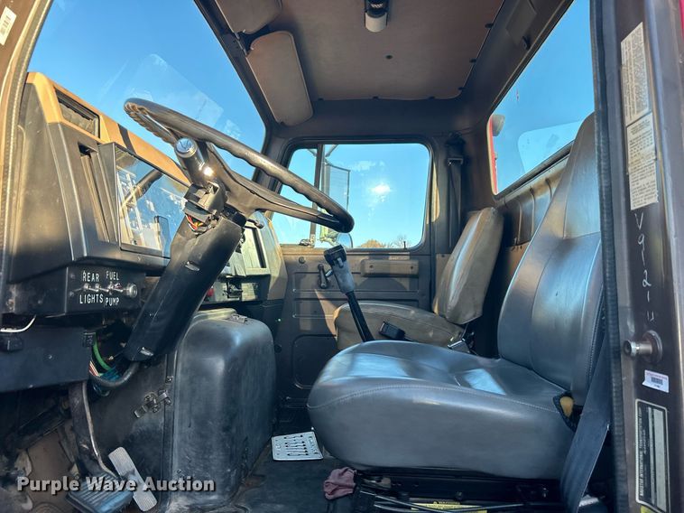 image for item OM9003 1991 International 2574  semi truck