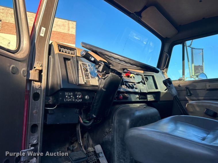 image for item OM9003 1991 International 2574  semi truck