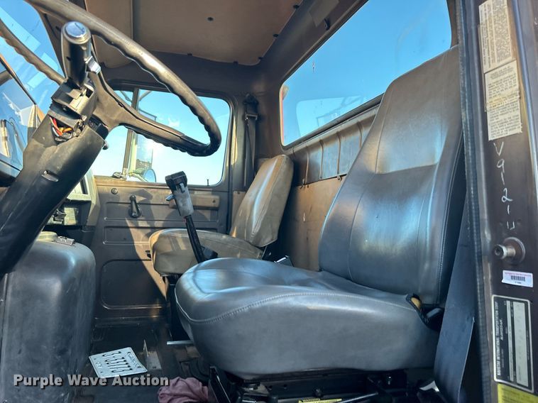 image for item OM9003 1991 International 2574  semi truck