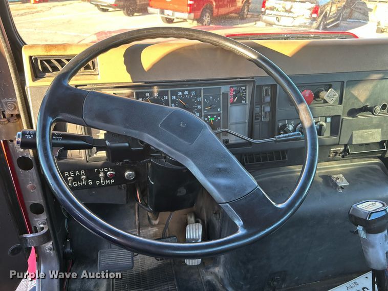 image for item OM9003 1991 International 2574  semi truck