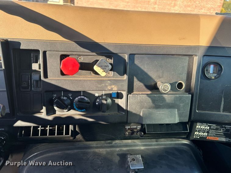 image for item OM9003 1991 International 2574  semi truck