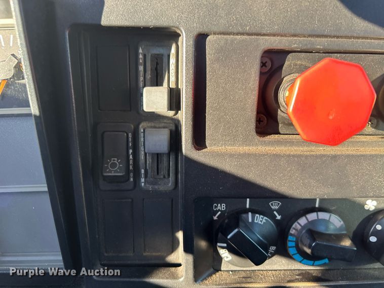 image for item OM9003 1991 International 2574  semi truck