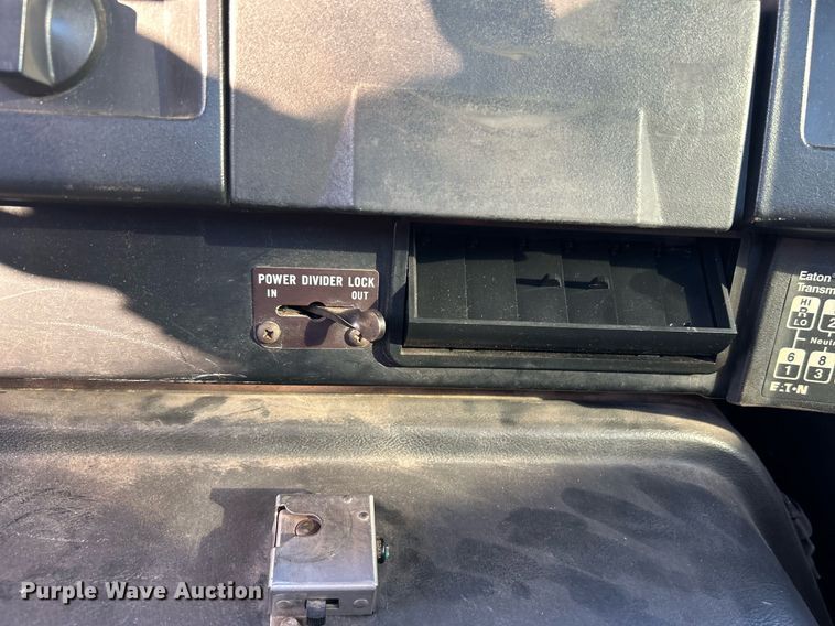 image for item OM9003 1991 International 2574  semi truck