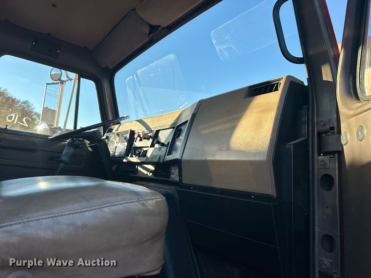 image for item OM9003 1991 International 2574  semi truck