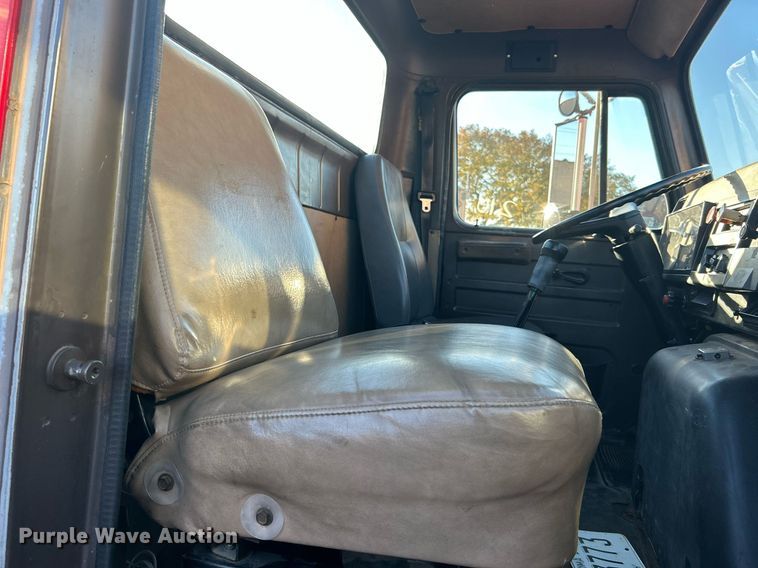 image for item OM9003 1991 International 2574  semi truck