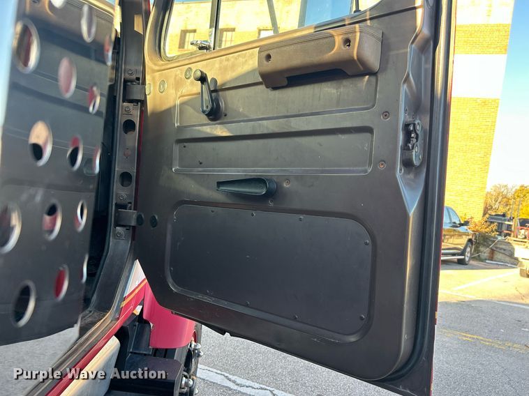 image for item OM9003 1991 International 2574  semi truck