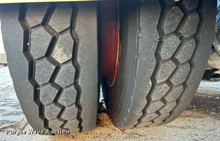 image for item OM9003 1991 International 2574  semi truck