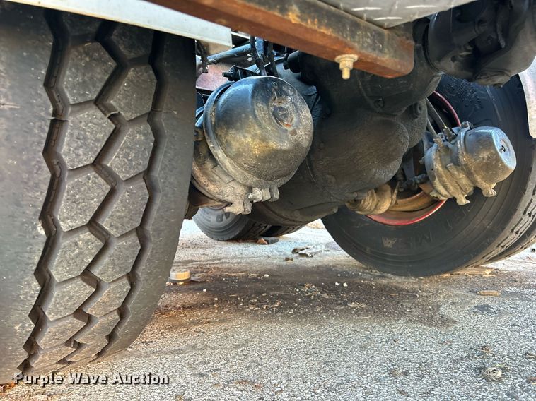 image for item OM9003 1991 International 2574  semi truck