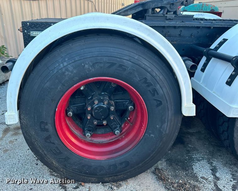 image for item OM9003 1991 International 2574  semi truck