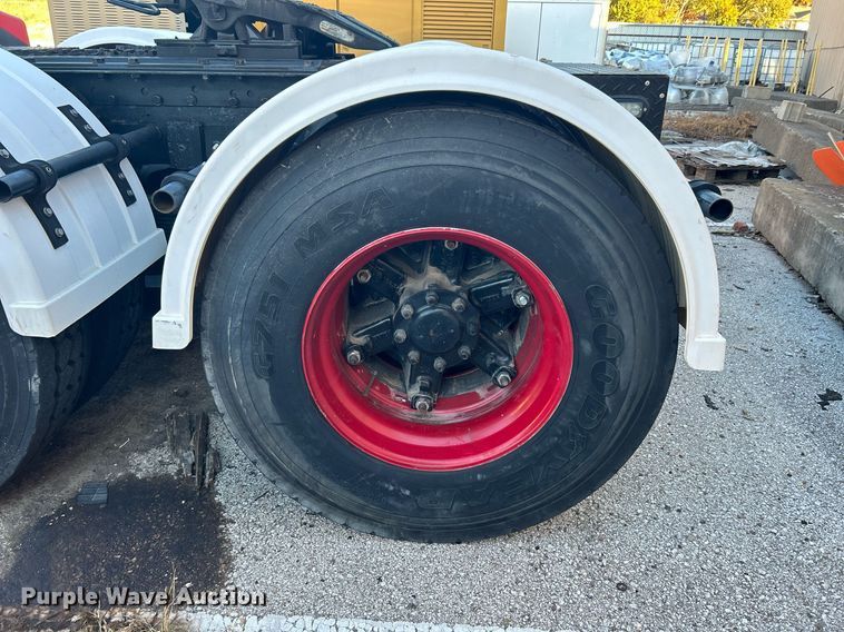 image for item OM9003 1991 International 2574  semi truck