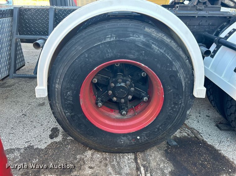 image for item OM9003 1991 International 2574  semi truck