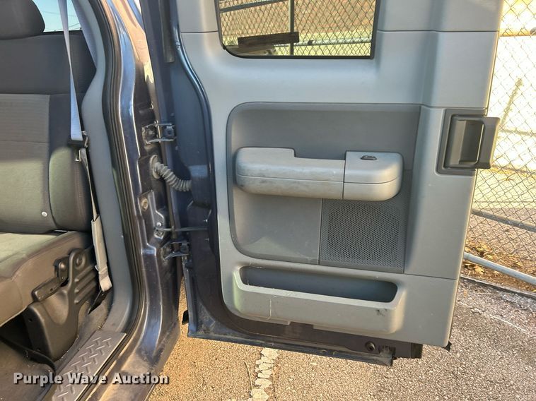 image for item OM9009 2004 Ford F150  SuperCab pickup truck