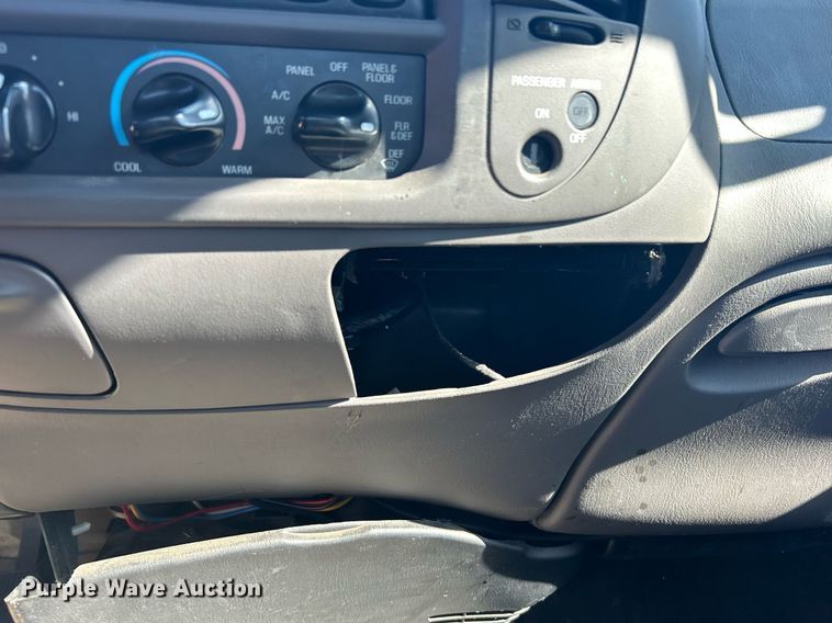 image for item OM9015 2001 Ford F150  SuperCab pickup truck