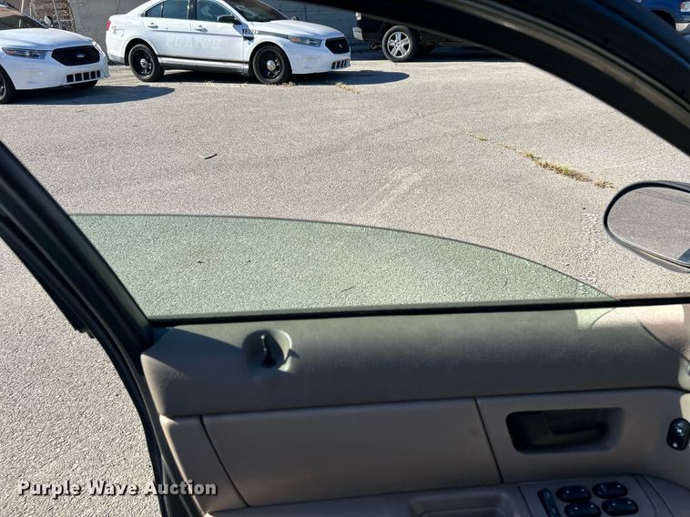 image for item OM9021 2004 Ford Taurus