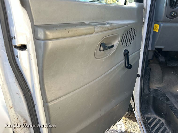 image for item OM9027 2008 Ford E350 Super Duty  van