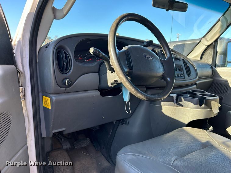 image for item OM9027 2008 Ford E350 Super Duty  van