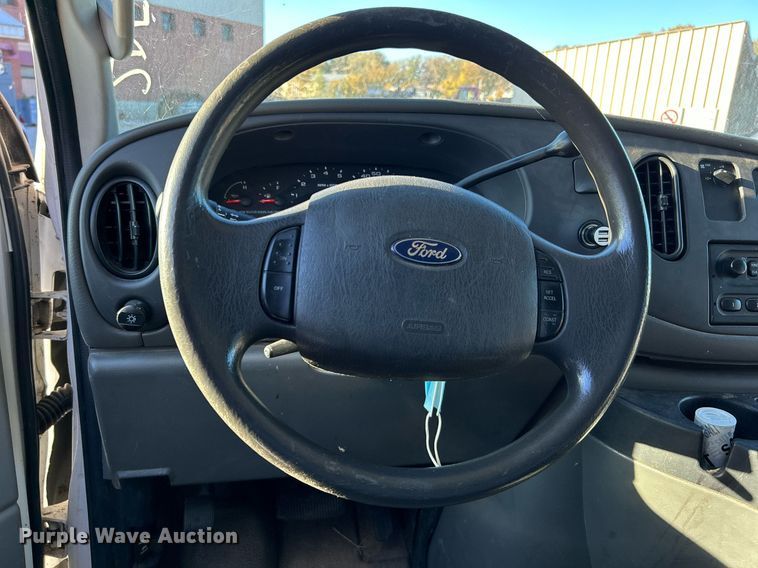 image for item OM9027 2008 Ford E350 Super Duty  van