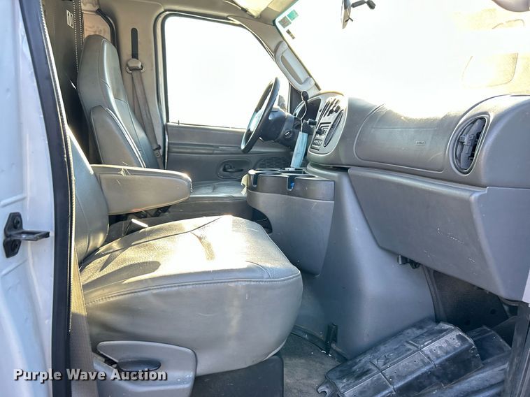 image for item OM9027 2008 Ford E350 Super Duty  van