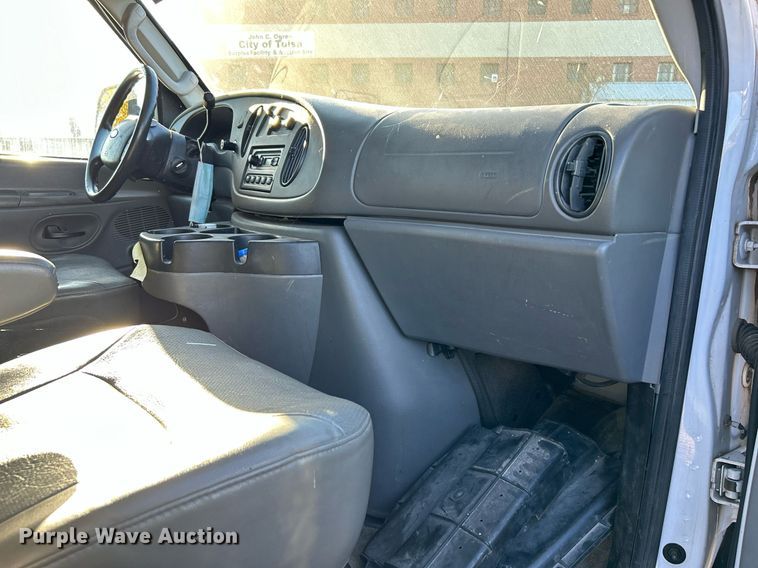image for item OM9027 2008 Ford E350 Super Duty  van