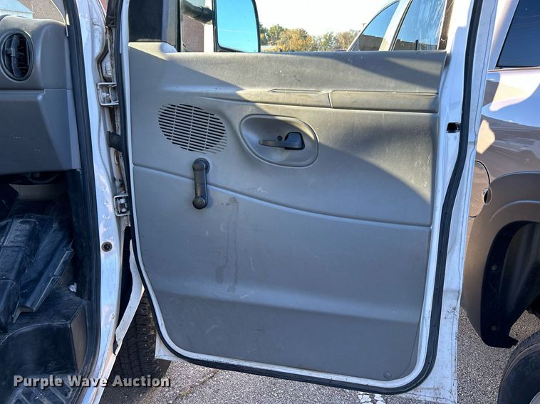 image for item OM9027 2008 Ford E350 Super Duty  van