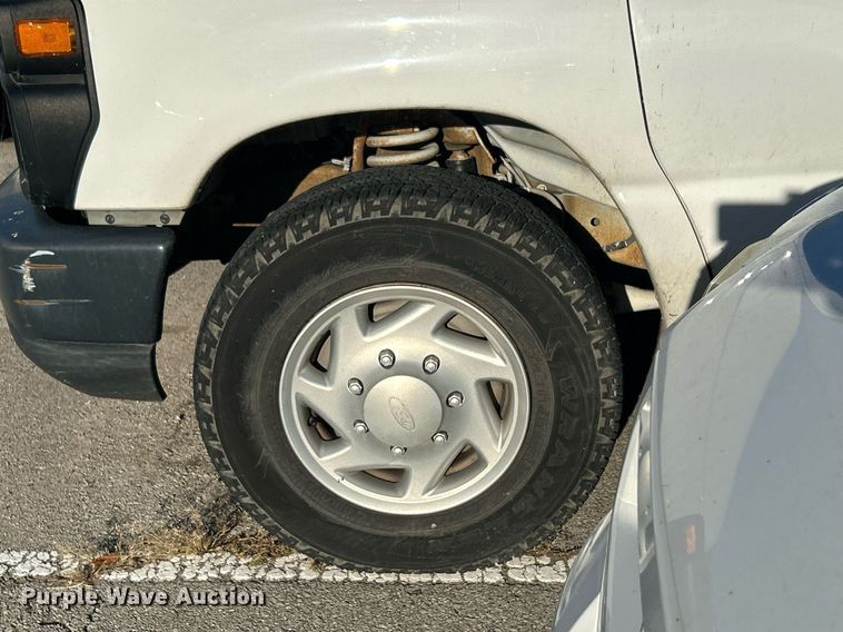 image for item OM9027 2008 Ford E350 Super Duty  van