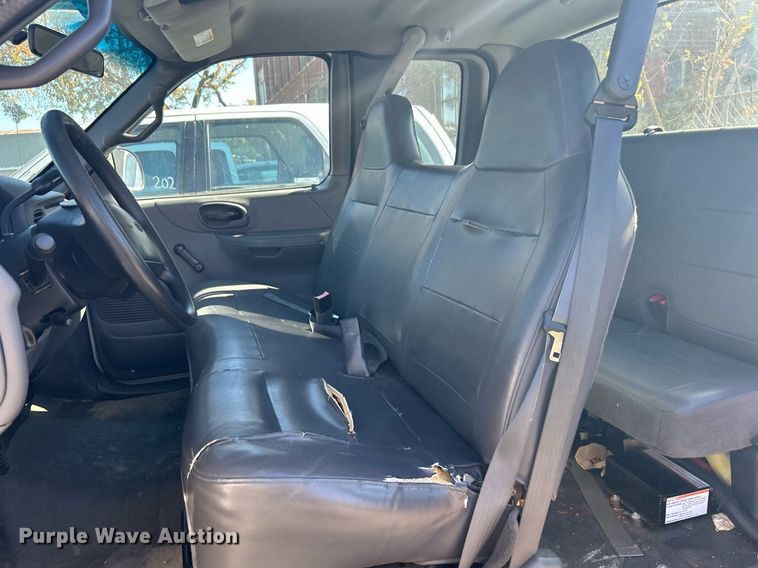 image for item OM9033 2002 Ford F150  SuperCab pickup truck