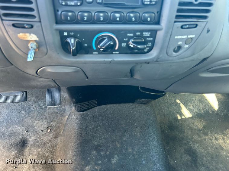 image for item OM9033 2002 Ford F150  SuperCab pickup truck